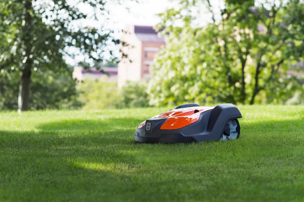 Spring Ready: Preparing Your Lawn for a Robotic Mower Installation in Niagara